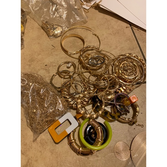 I’m selling this entire box I got full of jewelry! - Picture 8 of 8